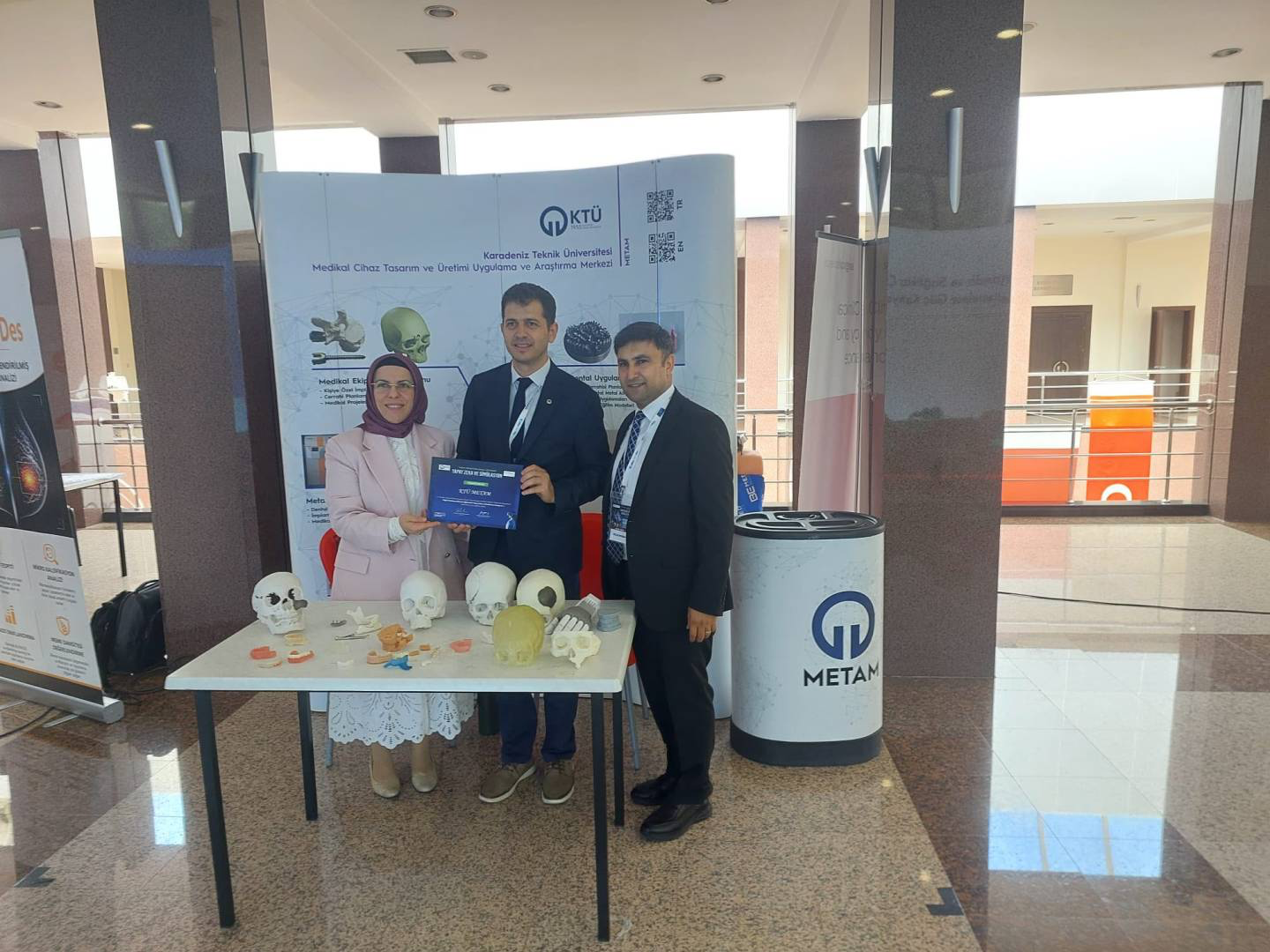 KTÜ METAM standında 3D baskılı kafatası ve anatomik modellerle kongre katılımcıları