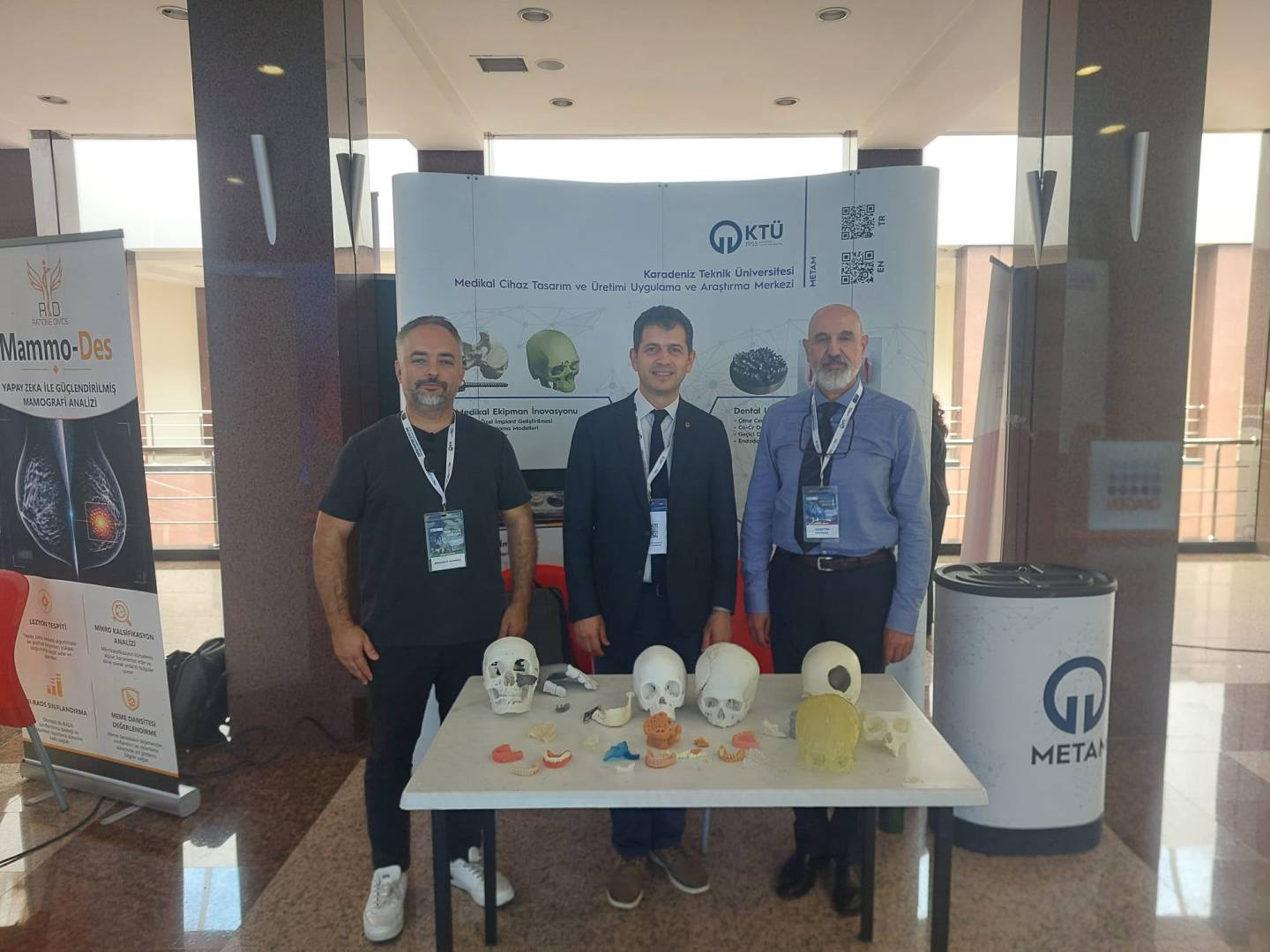 KTÜ METAM ekibi AISIM’26 Kongresi’nde kişiye özel 3D anatomik modellerin sergilendiği stantta