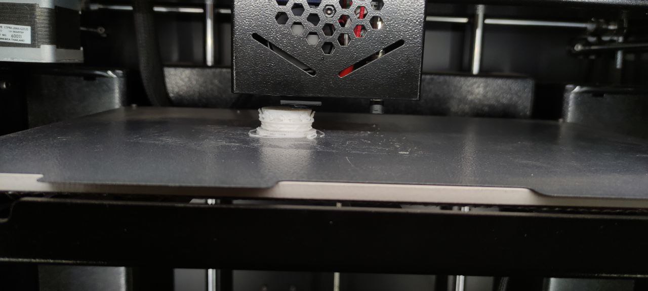 FFF tipi 3D yazıcı nozulunun beyaz polimer parçayı katmanlar halinde üretmesi