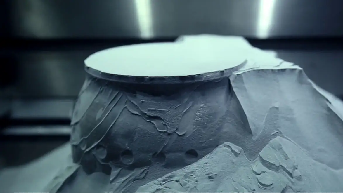 Katmanlı imalatla üretilmiş metal numunenin yakın plan görünümü