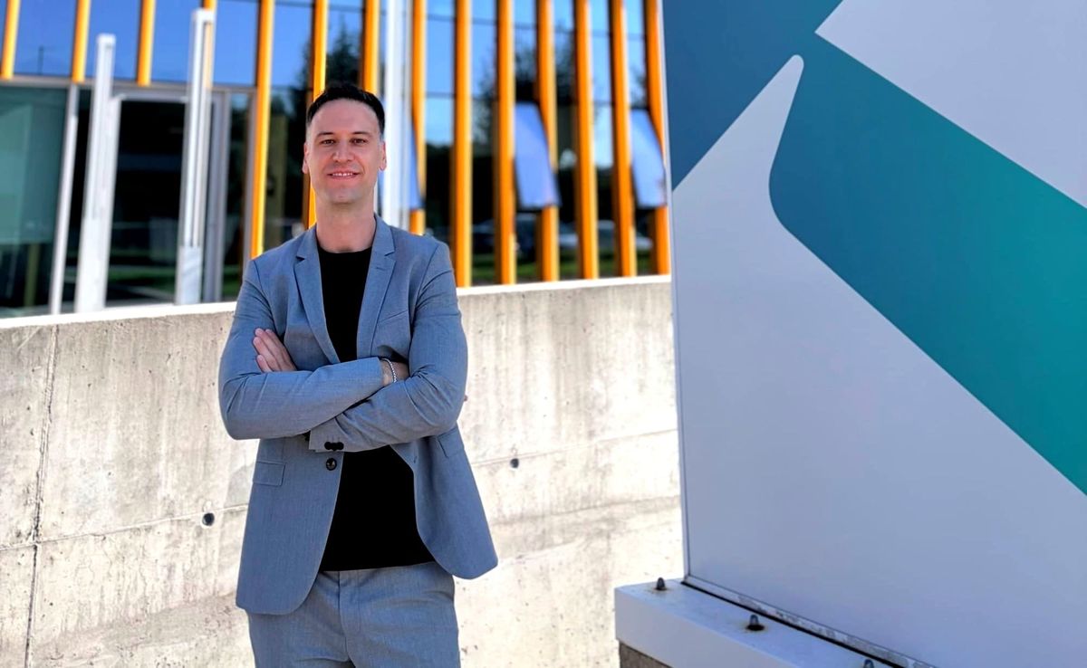 ATLIX APAC satış lideri Christopher Schmitz ve metal katmanlı imalat sistemi